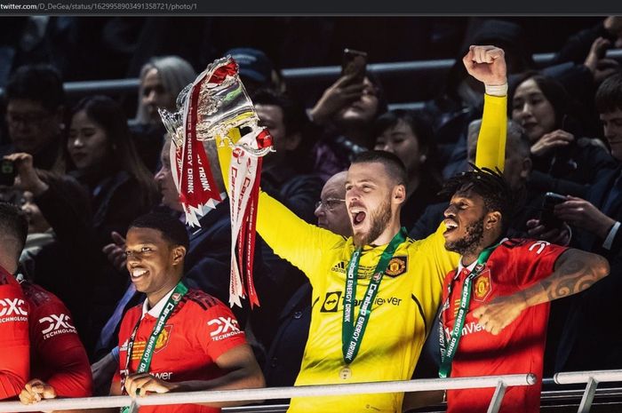 Momen kiper Manchester United, David De Gea (tengah), saat merayakan juara Piala Liga Inggris 2022-2023.