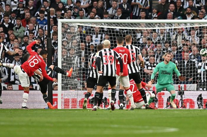 Gelandang Manchester United, Casemiro, mencetak gol ke gawang Newcastle United dalam final Piala Liga Inggris di Wembley (26/2/2023). Hasil drawing Carabao Cup mempertemukan Man United dan Newcastle di babak 16 besar, sedangkan klub Elkan Baggott ketemu wakil Premier League lain, Fulham.