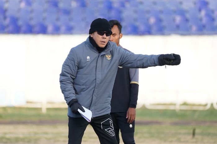 Pelatih timnas U-20 Indonesia, Shin Tae-yong, tampak menggunakan jaket karena cuaca dingin saat memimpin latihan di Tashkent, Uzbekistan, jelang Piala  Asia U-20 2023.