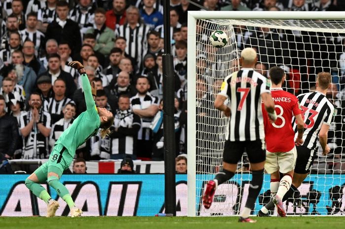 Kiper Newcastle United, Loris Karius, dibobol Manchester United dalam laga final Piala Liga Inggris di Stadion Wembley, Minggu (26/2/2023). Usai absen 2 tahun, Karius dibobol Man United 2 kali.