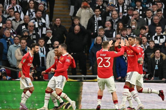 Para pemain Manchester United merayakan gol Casemiro ke gawang Newcastle United dalam laga final Piala Liga Inggris di Stadion Wembley, Minggu (26/2/2023). Erik ten Hag bisa raih 4 gelar, Man United juara Carabao Cup.