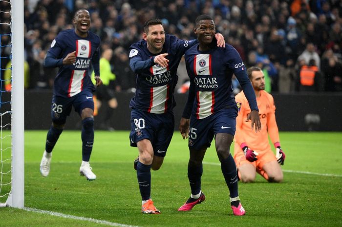 Striker Paris Saint-Germain, Lionel Messi (tengah), merayakan gol ke gawang Olympique Marseille dalam laga Liga Prancis di Stadion Velodrome, Minggu (26/2/2023).