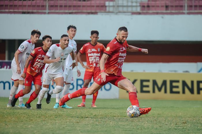 Penyerang Bali United, Ilija Spasojevic, saat menjadi eksekutor penalti saat pertandingan melawan Persis Solo pada laga pekan ke-27 Liga 1 2022/2023 di Stadion Maguwharjo, Sleman, Senin (27/2/2023).
