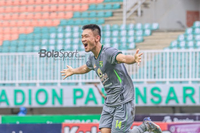 Gelandang asing Persebaya, Sho Yamamoto (tengah), sedang melakukan selebrasi seusai mencetak gol dalam laga pekan ke-27 Liga 1 2022 di Stadion Pakansari, Bogor, Jawa Barat, Selasa (28/2/2023).