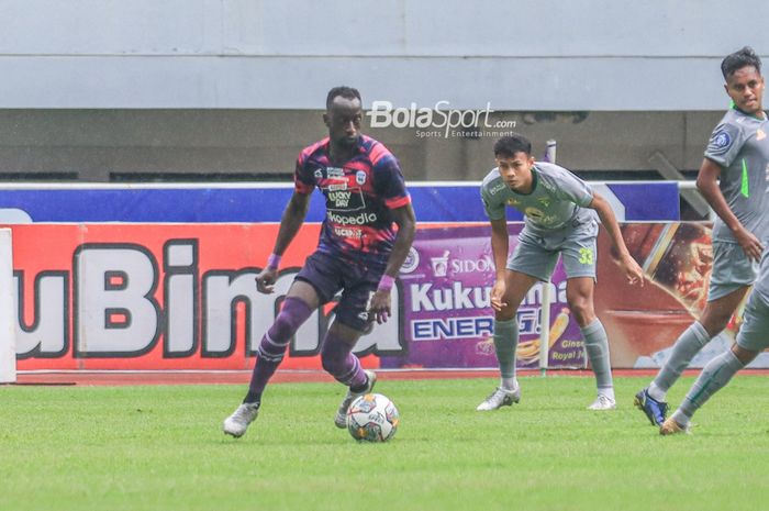 Gelandang asing RANS Nusantara FC, Makan Konate (kiri), sedang menguasai bola saat bertanding dalam laga pekan ke-27 Liga 1 2022 di Stadion Pakansari, Bogor, Jawa Barat, Selasa (28/2/2023).