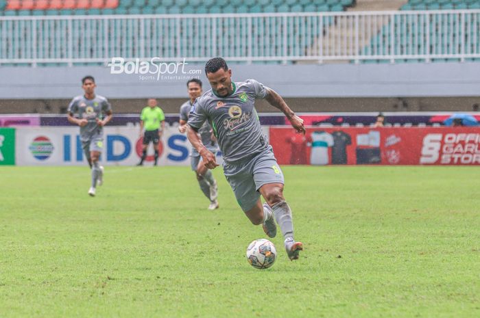 Striker asing Persebaya Surabaya, Paulo Victor, sedang menguasai bola saat bertanding dalam laga pekan ke-27 Liga 1 2022 di Stadion Pakansari, Bogor, Jawa Barat, Selasa (28/2/2023).