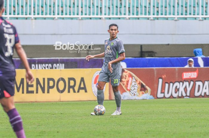 Bek Persebaya Surabaya, Rizky Ridho, sedang menguasai bola saat bertanding dalam laga pekan ke-27 Liga 1 2022 di Stadion Pakansari, Bogor, Jawa Barat, Selasa (28/2/2023).