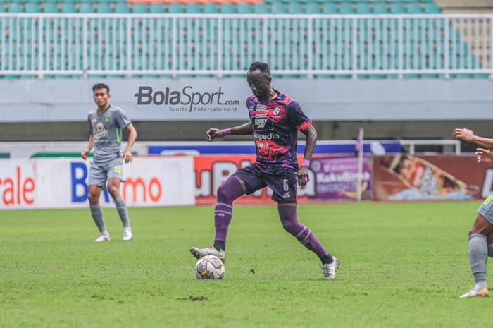 Gelandang asing RANS Nusantara FC, Makan Konate, sedang menguasai bola saat bertanding dalam laga pekan ke-27 Liga 1 2022 di Stadion Pakansari, Bogor, Jawa Barat, Selasa (28/2/2023).