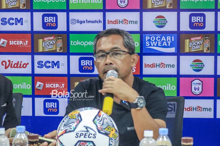 Pelatih Persebaya Surabaya, Aji Santoso, sedang memberikan keterangan kepada awak media dalam sesi jumpa pers setelah laga pekan ke-27 Liga 1 2022 di Stadion Pakansari, Bogor, Jawa Barat, Selasa (28/2/2023).
