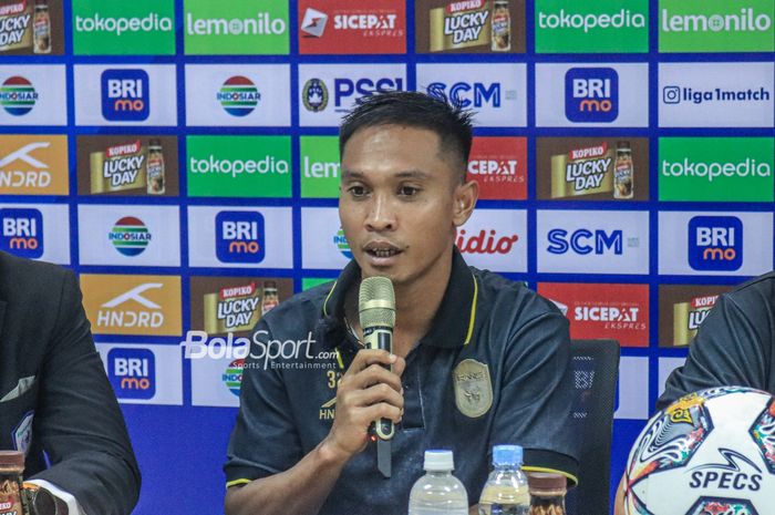 Gelandang RANS Nusantara FC, Muhammad Tahir, sedang memberikan keterangan kepada awak media dalam sesi jumpa pers setelah laga pekan ke-27 Liga 1 2022 di Stadion Pakansari, Bogor, Jawa Barat, Selasa (28/2/2023).