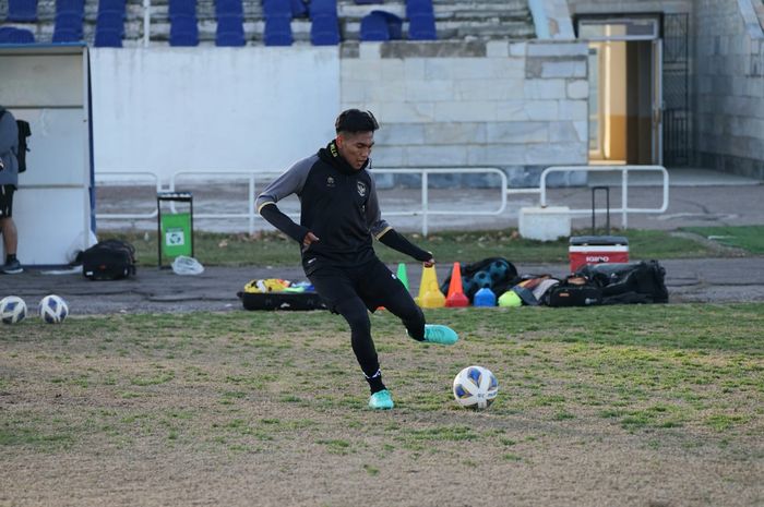 Pemain timnas U-20 Indonesia, Frengky Missa saat menjalani latihan di Uzbekistan dengan cuaca dingin yang mencapai 2 deraja celcius jelang menghadapi Piala Asia U-20 2023.