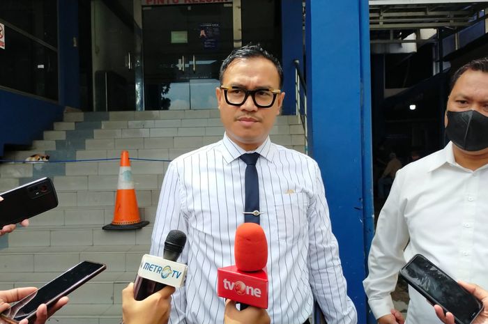 Pengacara Klub Basket Louvre Surabaya, Dr. Rinto Wardana, SH, MH, CRA, yang ditemui usai membuat laporan terkait kasus Match Fixing di Polda Metro Jaya, di kawasan Jakarta Selatan, Selasa (28/02/23).
