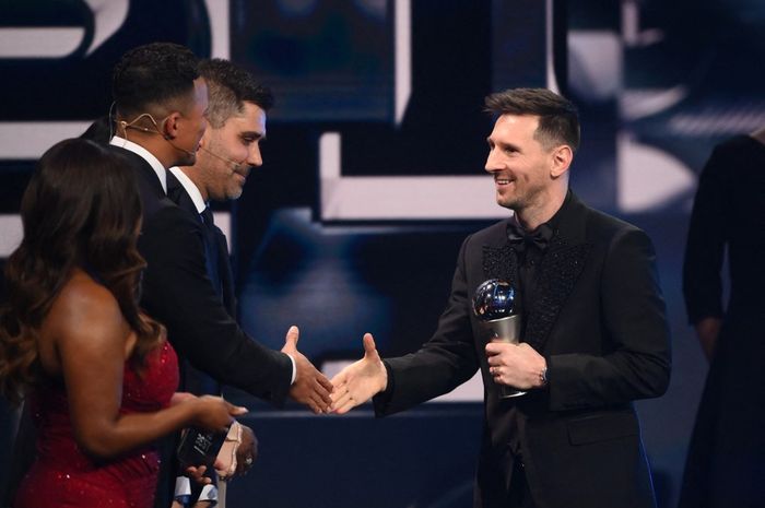 Striker timnas Argentina dan Paris Saint-Germain, Lionel Messi, menerima penghargaan The FIFA FIFPRO men's World 11 dalam acara The Best FIFA Football Awards 2022 di Paris, Senin (27/2/2023).