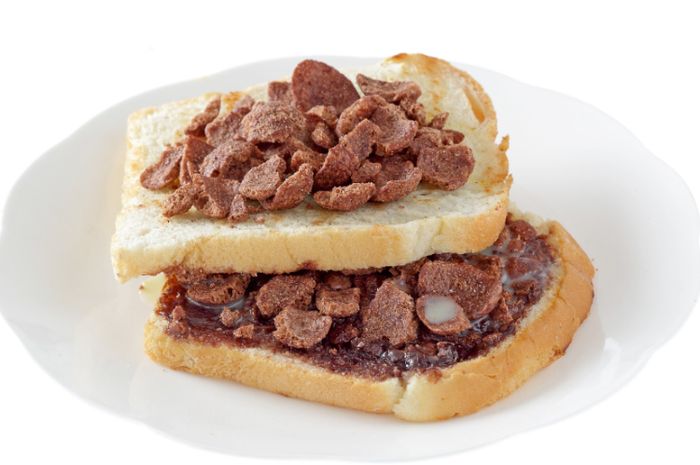 Hidangan roti bakar cokelat cococrunch untuk menu sahur Ramadhan
