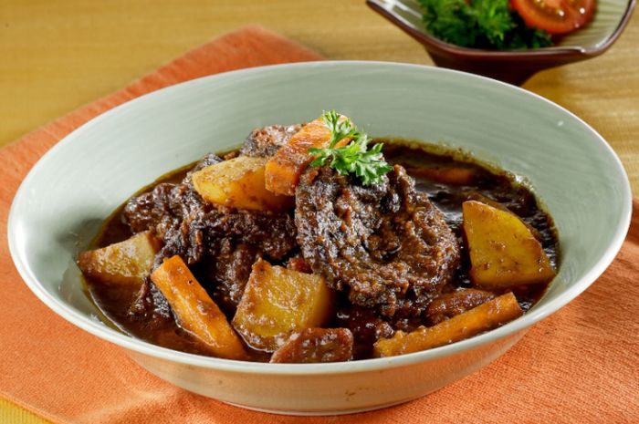 Hidangan semur daging pedas untuk sajian Idul Adha.