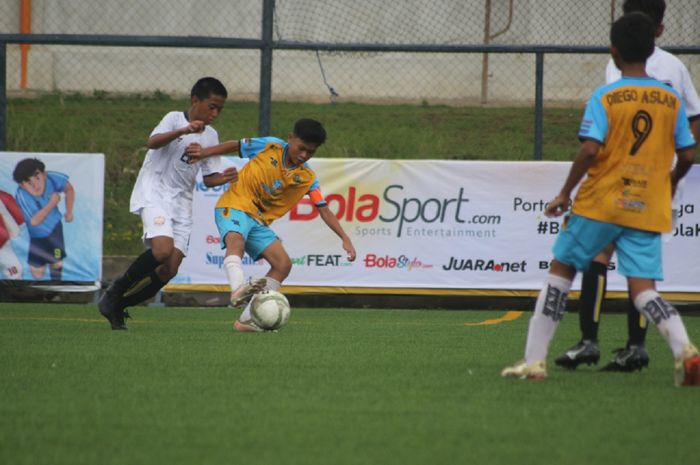 Tim Asiana menghadapi Palapa Maverick dalam pekan keempat Liga Fair Play U-14 Jabodetabek di Ayo Arena, Sentul City, Bogor, 26 Februari 2023.