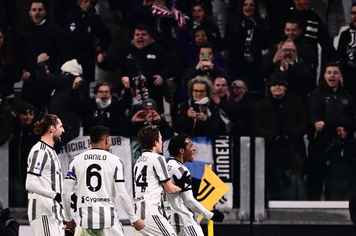Gelandang Juventus, Juan Cuadrado, merayakan gol ke gawang Torino dalam laga Liga Italia di Stadion Allianz, Selasa (28/2/2023).