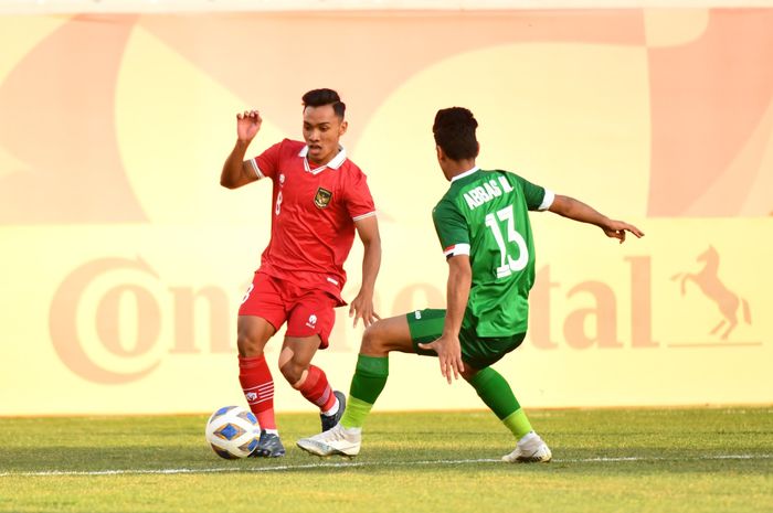 Arkhan Fikri (kiri) tengah membela Timnas U-20 Indonesia saat melawan Irak di laga pertama Grup A Piala Asia U-20 2023, Rabu (1/3/2023).