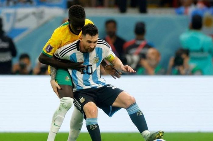 Pemain Timnas Australia, Garang Kuol, saat mengawal Lionel Messi di Piala Dunia 2022.