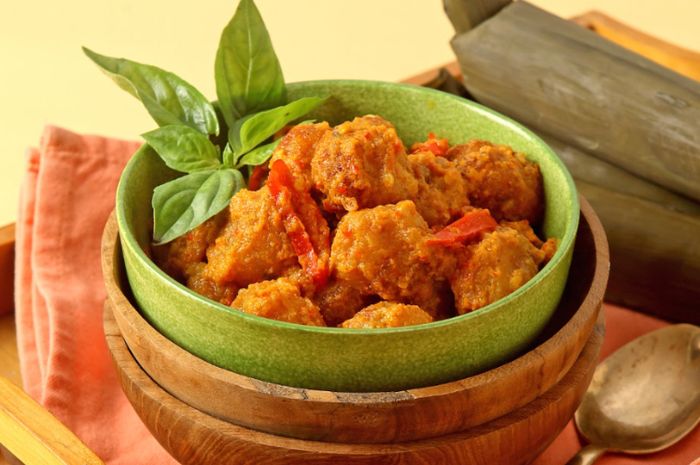 Hidangan sambal goreng bola kentang.