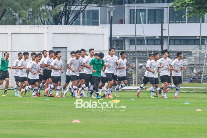 Skuat timnas U-22 Indonesia (skuad timnas U-22 Indonesia) sedang joging alias berlari santai saat berlatih di Lapangan B, Senayan, Jakarta, Kamis (2/3/2023).