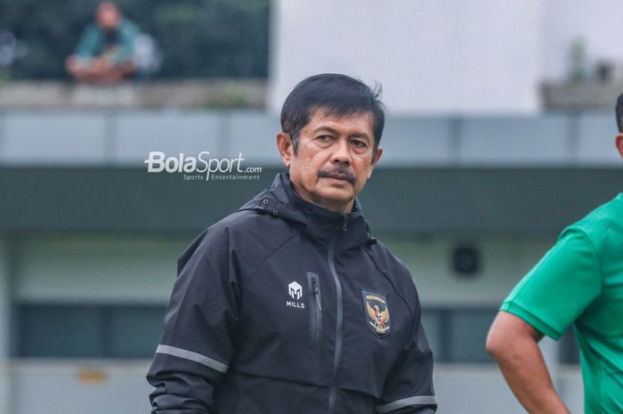 Pelatih timnas U-22 Indonesia, Indra Sjafri, sedang memantau para pemainnya berlatih di Lapangan B, Senayan, Jakarta, Kamis (2/3/2023).
