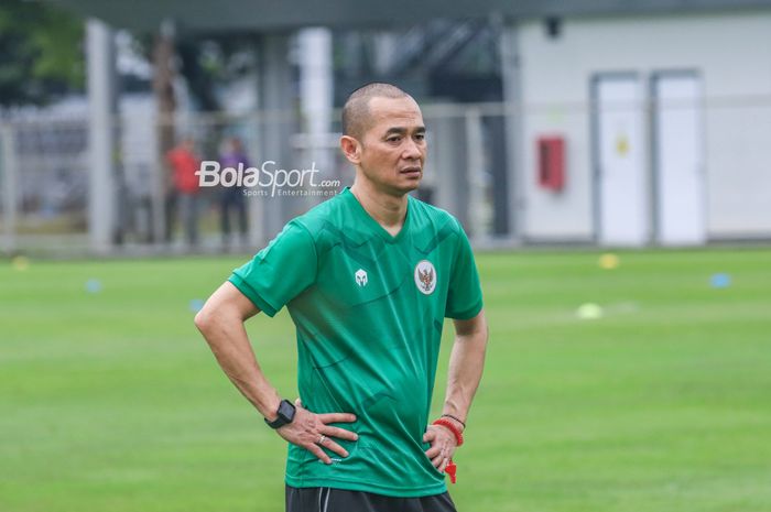 Asisten pelatih timnas U-22 Indonesia, Kurniawan Dwi Yulianto, sedang memantau para pemainnya di Lapangan B, Senayan, Jakarta, Kamis (2/3/2023).