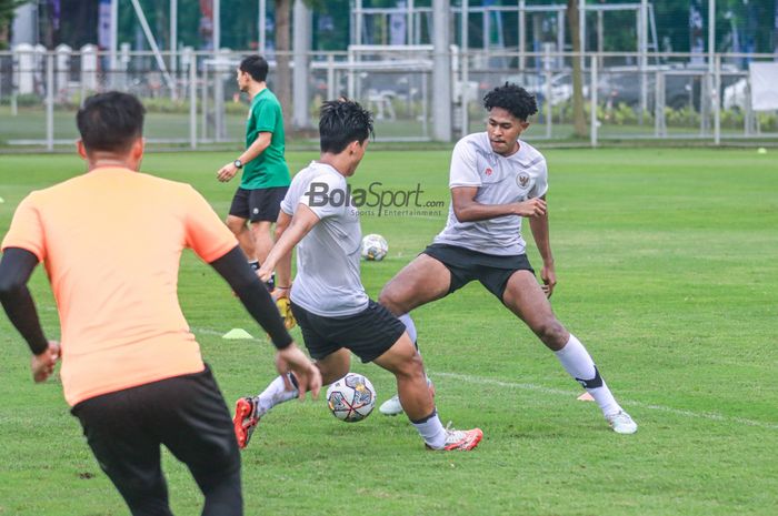 Penyerang timnas U-22 Indonesia, Braif Fatari (kanan), sedanf menguasai bola saat berlatih di Lapangan B, Senayan, Jakarta, Kamis (2/3/2023).