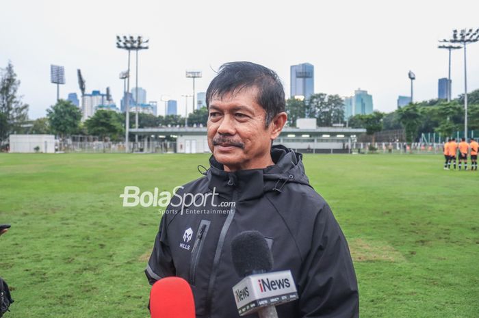 Pelatih timnas U-22 Indonesia, Indra Sjafri, sedang memberikan keterangan kepada awak media seusai berlatih di Lapangan B, Senayan, Jakarta, Kamis (2/3/2023).