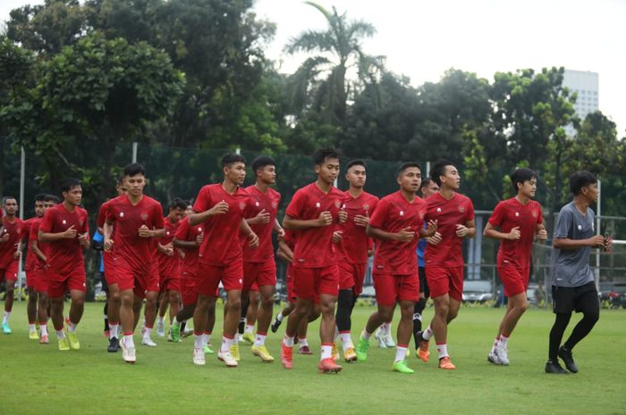 Pemain timnas U-22 Indonesia saat menjalani latihan perdana di Lapangan A, Senayan, Jakarta, Rabu (2/3/2023).