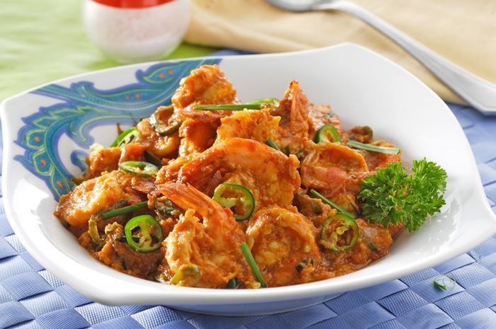 Hidangan udang masak tauco daun kucai untuk menu sahur Ramadhan