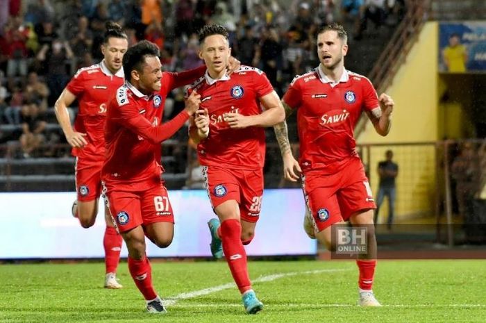 Saddil Ramdani bersama rekan-rekannya merayakan gol yang dicetak Darren Lok ke gawang Kelantan United pada laga pekan ke-2 Liga Super Malaysia 2023.