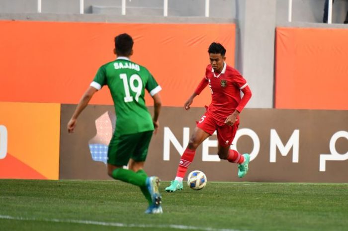 Pemain Timnas U-20 Indonesia, Kakang Rudianto, mendapat pengawalan dari pemain Timnas U-20 Irak dalam pertandingan Grup A Piala Asia U-20 2023.