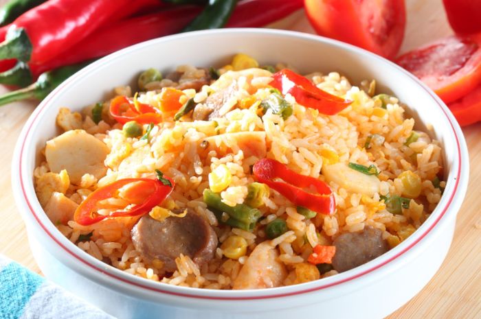 Hidangan nasi goreng aneka bakso untuk menu sahur Ramadhan