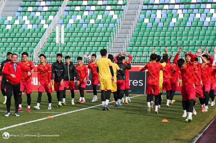 Para pemain Timnas U-20 Vietnam berlatih di lapangan Stadion Istiqlol, Fergana, Uzbekistan, Kamis (2/3/2023).
