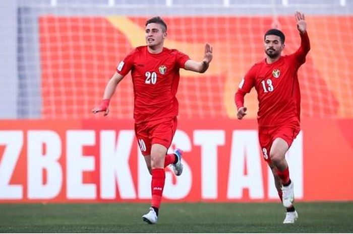 Para pemain Timnas U-20 Yordania merayakan gol ke gawang Timnas U-20 Tajikistan di laga Grup C Piala Asia U-20 2023.