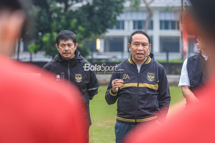 Menteri Pemuda dan Olahraga Republik Indonesia, Zainudin Amali (kanan) dan pelatih timnas U-22 Indonesia, Indra Sjafri (kiri), sedang memberikan pesan kepada para pemainnya di Lapangan A, Senayan, Jakarta, Sabtu (4/3/2023).