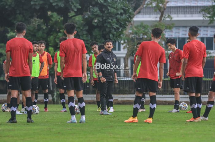 Pelatih timnas U-22 Indonesia, Indra Sjafri (tengah), sedang memberikan intruksi kepada para pemainnya dalam sesi latihan di Lapangan A, Senayan, Jakarta, Sabtu (4/3/2023).