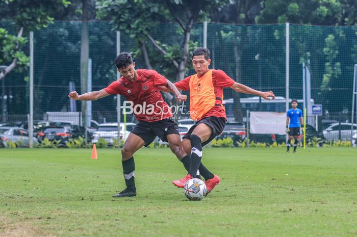 Zahran Rizki Alamsah (kiri) dan Rangga Widiansyah (kanan) sedang berlatih bersama timnas U-22 Indonesia di Lapangan A, Senayan, Jakarta, Sabtu (4/3/2023).