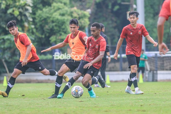 Muhammad Fadilla Akbar (kiri) dan Albertho CH Edwin Solossa (kanan) sedang berlatih bersama timnas U-22 Indonesia di Lapangan A, Senayan, Jakarta, Sabtu (4/3/2023).