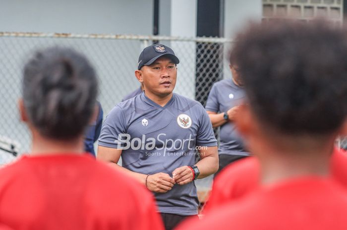 Pelatih timnas putri Indonesia atau timnas wanita Indonesia, Rudy Eka Priyambada, sedang memberikan pesan kepada para pemainnya di Lapangan B, Senayan, Jakarta, Sabtu (4/3/2023).