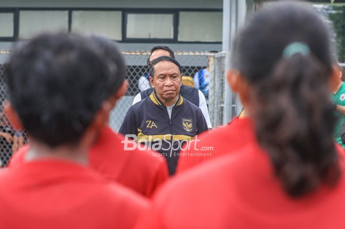 Menteri Pemuda dan Olahraga Republik Indonesia, Zainudin Amali, sedang memberikan pesan kepada para pemain timnas wanita Indonesia atau timnas putri Indonesia di Lapangan B, Senayan, Jakarta, Sabtu (4/3/2023).