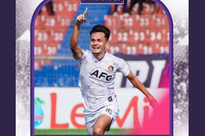 Pemain Persik Kediri, Hamra Hehanusa, melakukan selebrasi usai mencetak gol ke gawang Barito Putera di laga pekan ke-28 Liga 1 2022-2023.