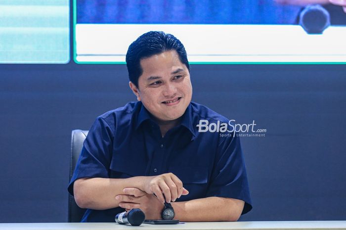 Ketua Umum PSSI, Erick Thohir, memberikan senyuman saat menyampaikan keterangan kepada awak di GBK Arena, Senayan, Jakarta, Minggu (5/3/2023).