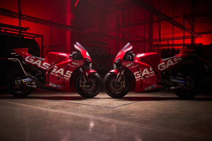 Motor tim satelit KTM, GASGAS Tech3 penuh dengan nuansa merah menyala pada launching tim MotoGP 2023, Minggu (5/3/2023). 