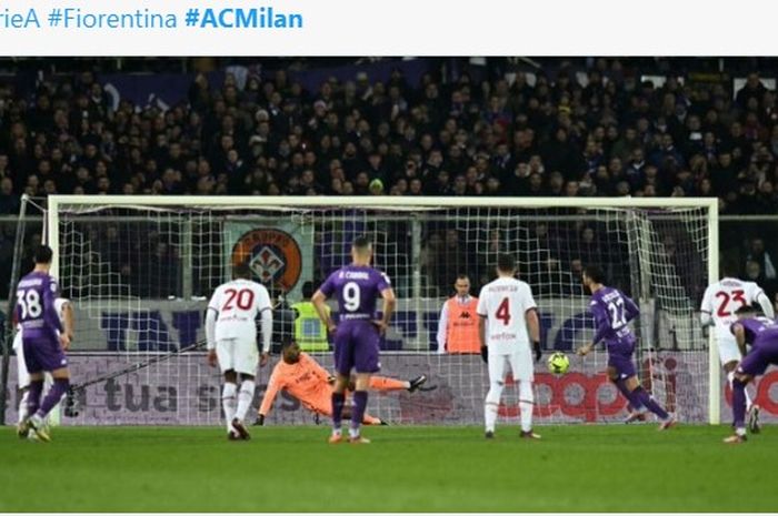 Momen gol pertama Fiorentina ke gawang AC Milan yang dilesakan oleh Nicolas Gonzalez (22) dari titik penalti pada laga pekan ke-25 Liga Italia 2022-2023