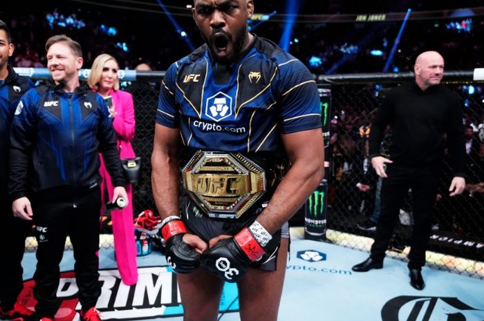 Juara baru kelas berat, Jon Jones, usai bertanding melawan Ciryl Gane, pada acara utama UFC 285, di Las Vegas, Amerika Serikat, Minggu (5/3/2023).