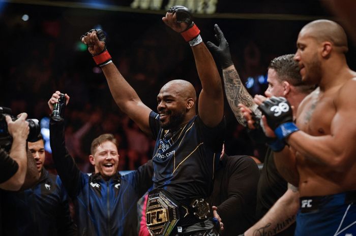 Jon Jones merayakan keberhasilan merebut sabuk juara kelas berat setelah mengalahkan Ciryl Gane pada UFC 285 di T-Mobile Arena, Las Vegas, Nevada, Amerika Serikat, 4 Maret 2023.