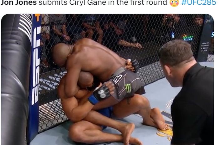 Jon Jones menang dengan kuncian atas Ciryl Gane dalam laga perebutan sabuk juara kelas berat di UFC 285, Minggu (5/3/2023) WIB di Las Vegas. 