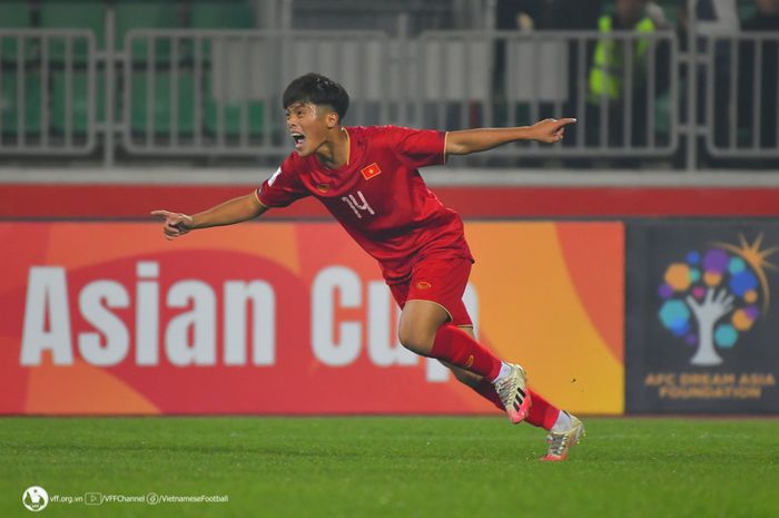 Pemain Timnas U-20 Vietnam, Nguyen Quoc Viet, melakukan selebrasi usai mencetak gol ke gawang Timnas U-20 Qatar di laga Grup B Piala Asia U-20 2023.